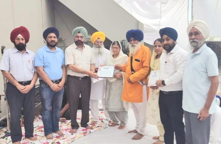 ਨੇਤਰ ਦਾਨੀ ਤਰਸੇਮ ਸਿੰਘ ਦੇ ਪਰਿਵਾਰ ਨੂੰ ਨੇਤਰਦਾਨ ਸੰਸਥਾ ਨੇ ਸਨਮਾਨਿਤ ਕੀਤਾ